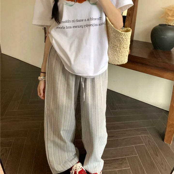 Casual pleated trousers for women with side pockets and elastic waistband Lune London