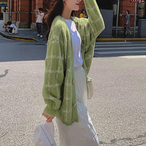 Ladies oversized cozy wool sweater with chic check pattern and style