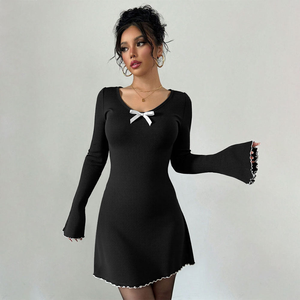 Robe mini pour femmes avec des détails de volants décoratifs et un charmant nœud décoratif Chic & Stil