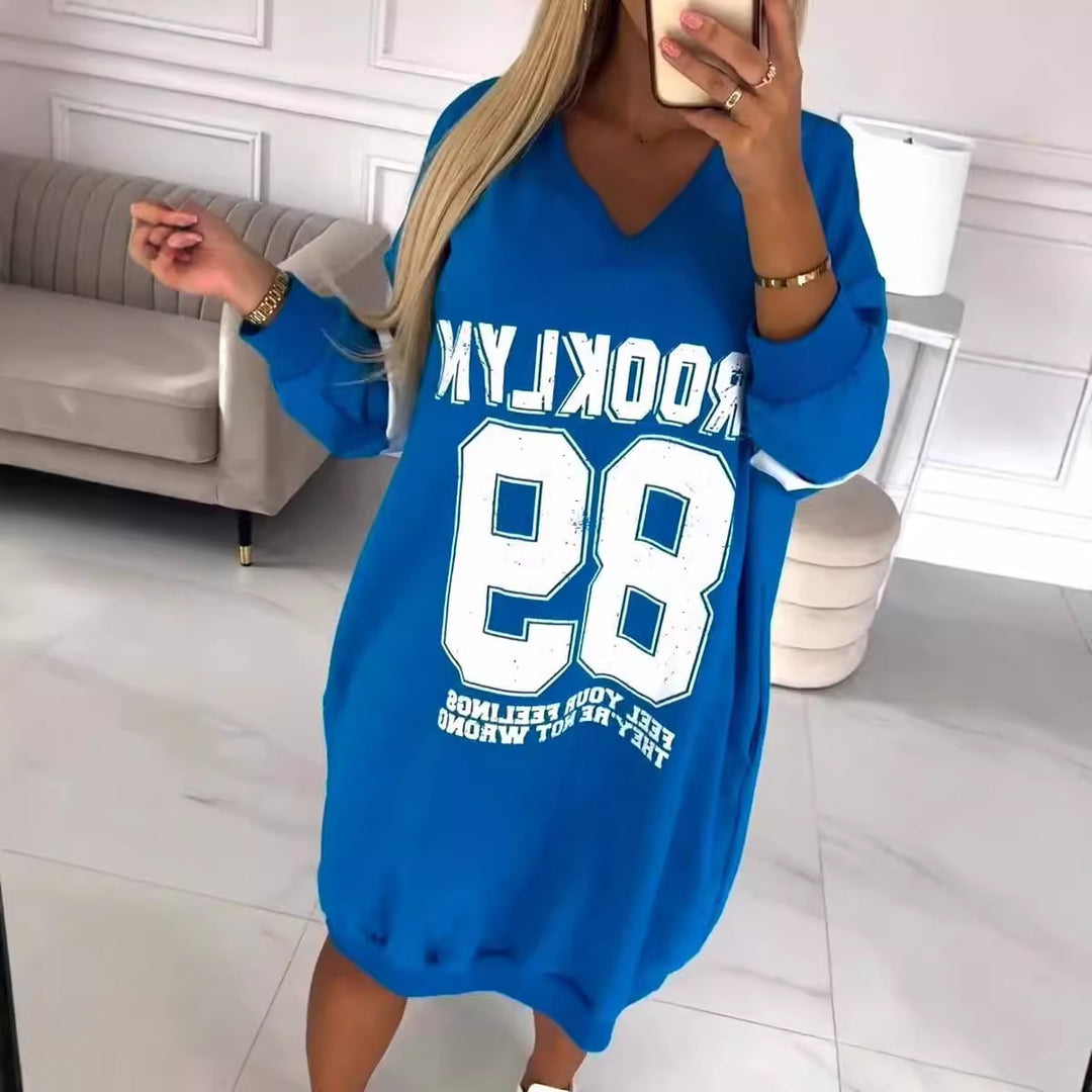 Robe oversize pour femme avec imprimé graphique sportif et décolleté en V profond Chic & Stil