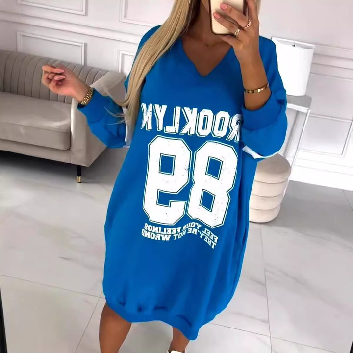 Robe oversize pour femme avec imprimé graphique sportif et décolleté en V profond Chic & Stil