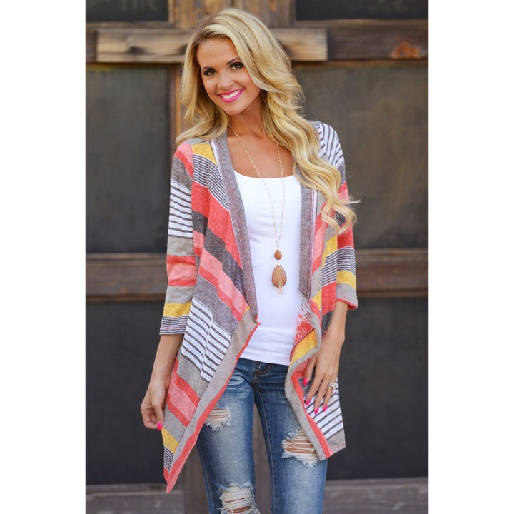 Cardigan pour femmes avec coupe asymétrique et motif de rayures colorées Chic & Stil