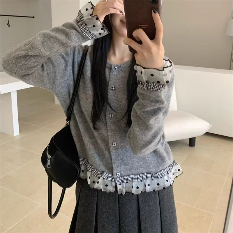 Cardigan pour femmes avec volants décoratifs et détails de boutons Chic & Stil