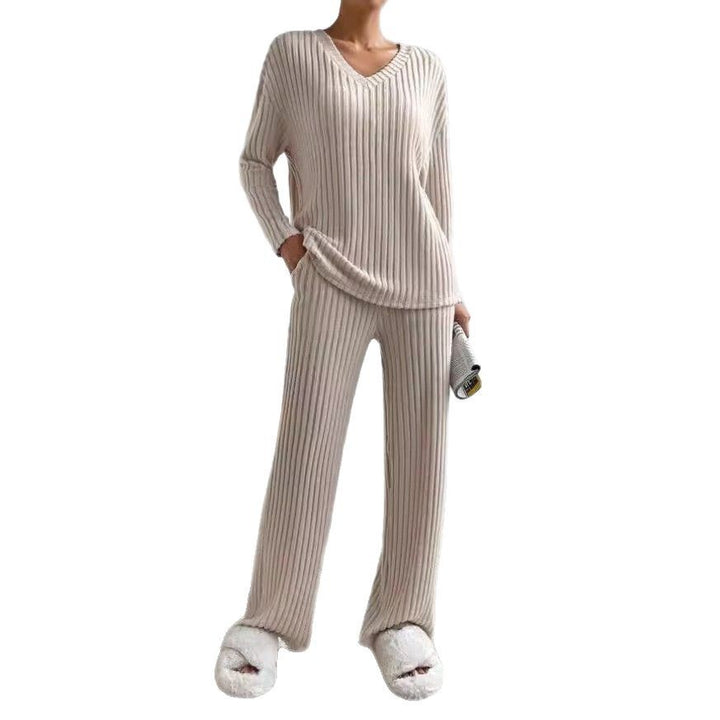 Casual knitted lounge set for women with V-neck Lune London