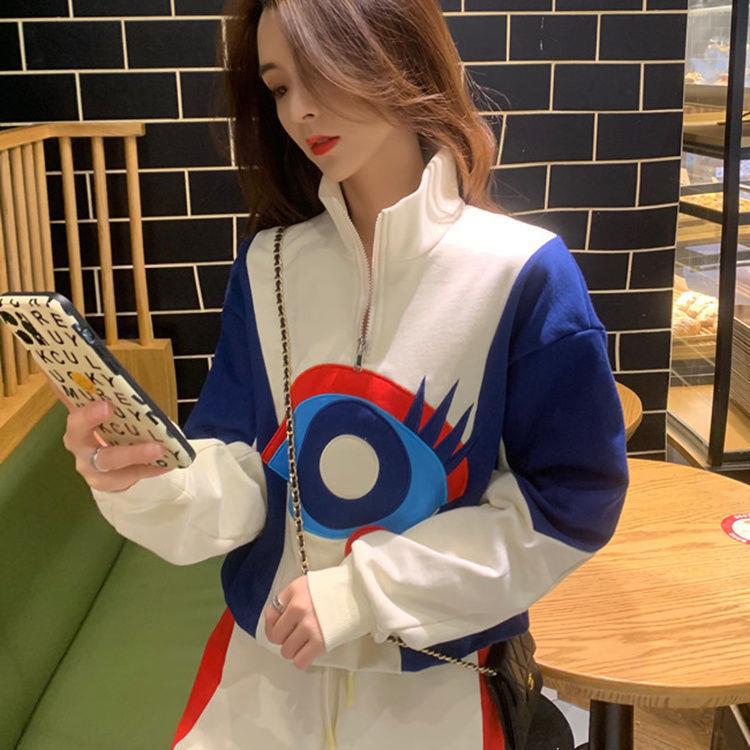 Women's sporty suit with high collar and modern graphic design Chic & Stil