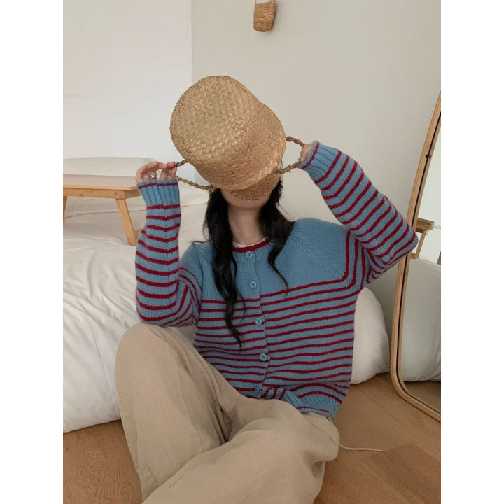 Cardigan pour femmes avec un motif rayé coloré et un design boutonnable Chic & Stil