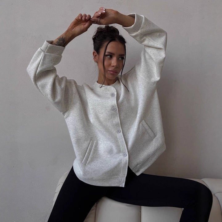 Casual oversized hoodie jacket for women with practical pockets and chic buttoning Style