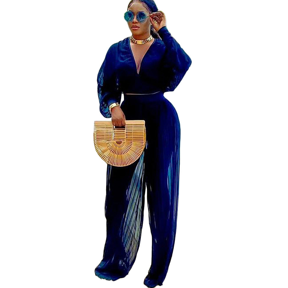 Ladies Elegant two-piece set with a loose fit and a deep V-neck Lune London