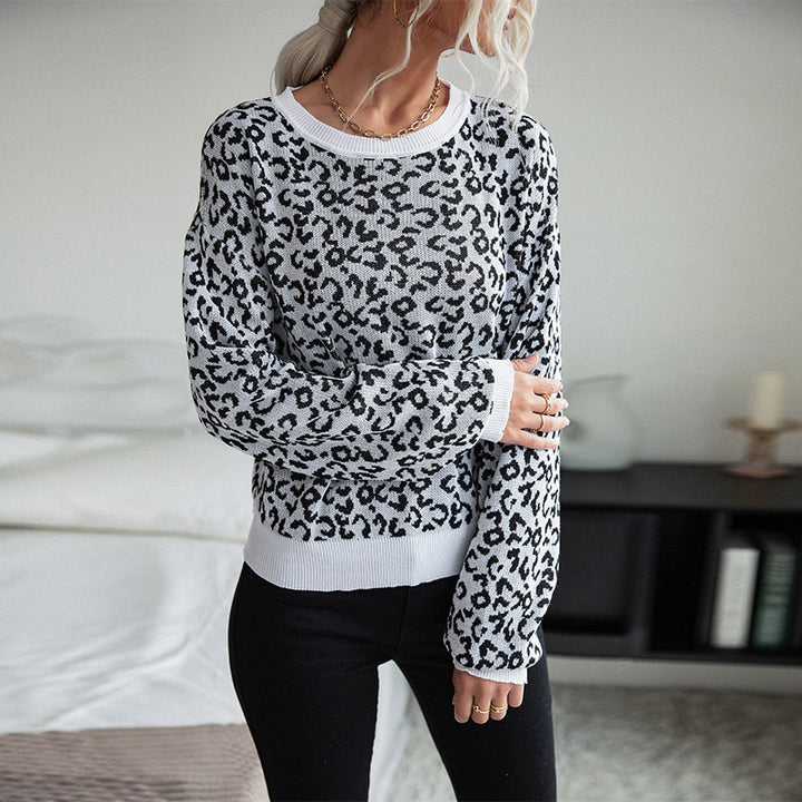 Trendy knit sweater for women with a casual leopard pattern and a round neck Lune London