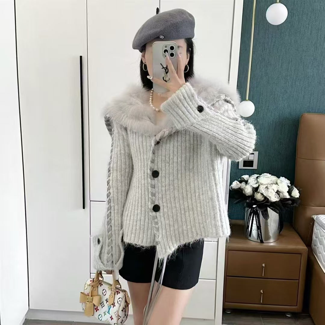 Cardigan pour femmes avec capuche et fausse fourrure décorative Chic & Stil