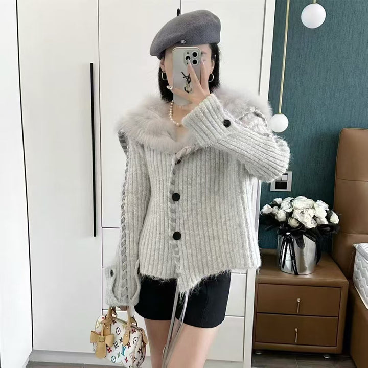 Cardigan pour femmes avec capuche et fausse fourrure décorative Chic & Stil