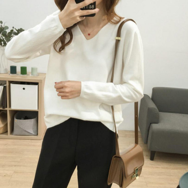 Pull féminin à col en V avec une coupe décontractée et des matériaux doux Chic & Stil