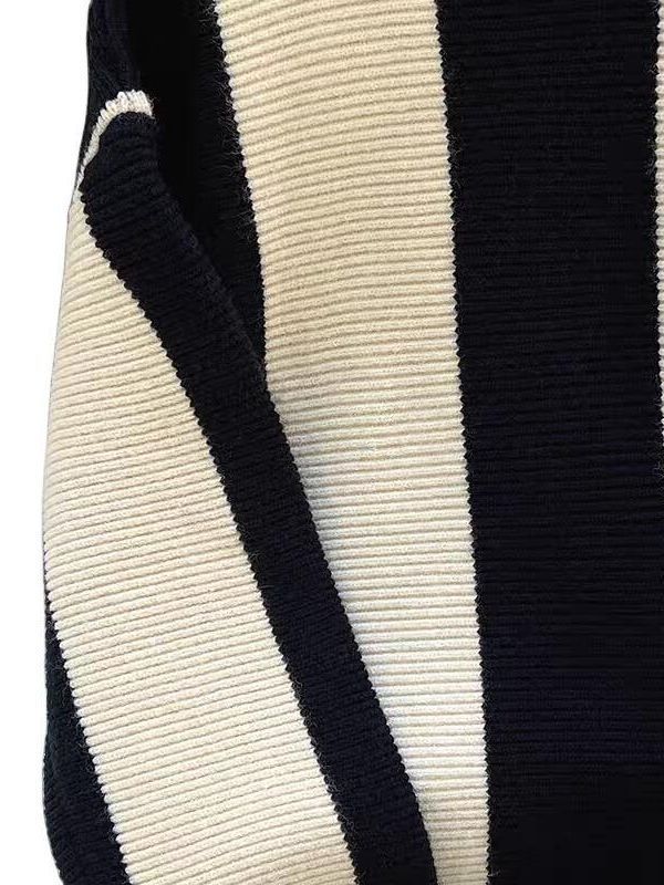Knitted sweater for women with puffed sleeves and a contrasting striped pattern Lune Londonl