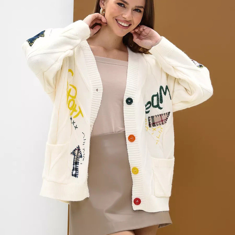 Cardigan féminin ludique avec appliqués colorés et poches Chic & Stil