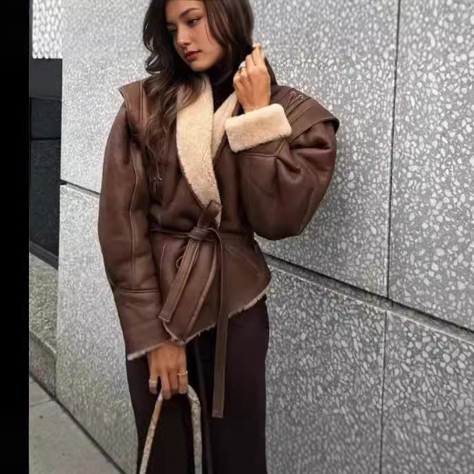 Trendy faux leather jacket for women with luxurious faux fur collar and stylish waist Lune London