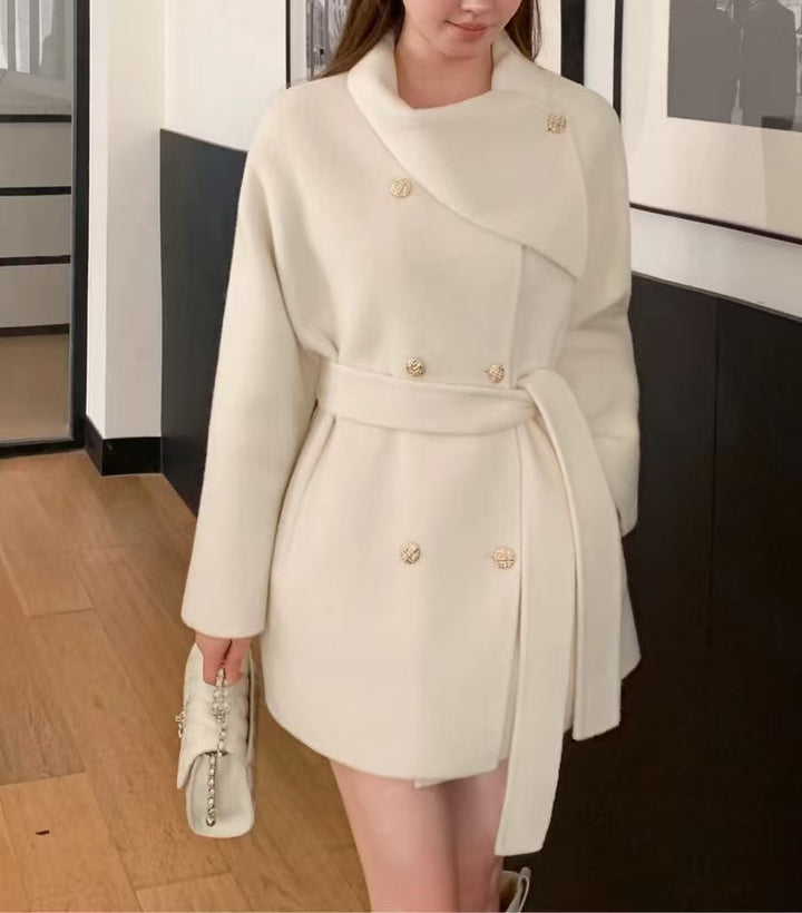 Veste courte à la mode pour femmes avec col asymétrique et détails de boutons dorés Chic & Stil