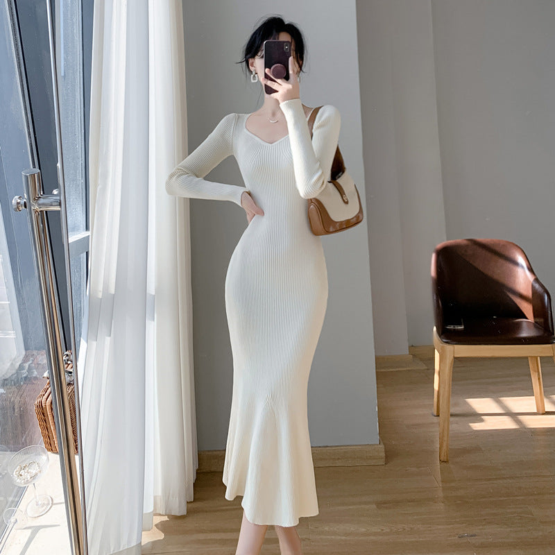 Robe en tricot pour femmes avec un élégant décolleté en V et un ourlet évasé Chic & Stil
