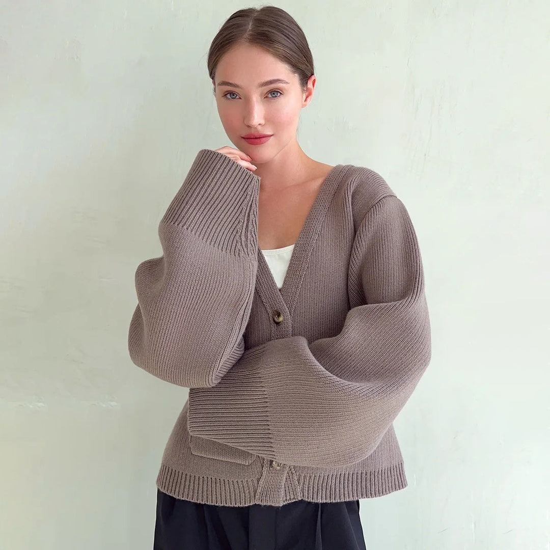 Cardigan pour femmes avec un col en V profond et de grandes poches Chic & Stil