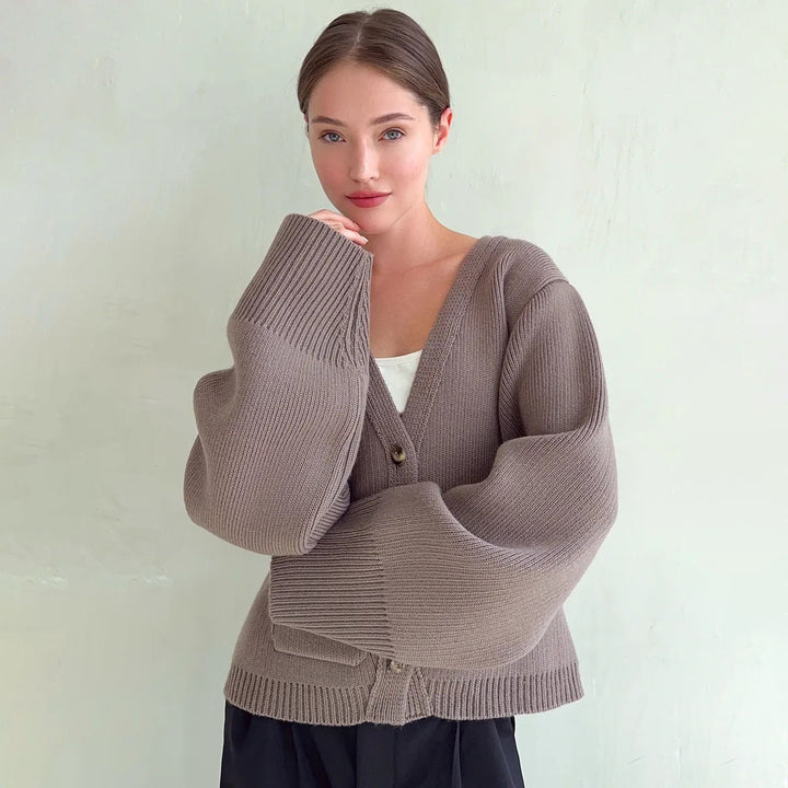 Cardigan pour femmes avec un col en V profond et de grandes poches Chic & Stil