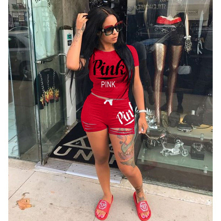 Ensemble t-shirt et short pour femmes sportif avec coupe décontractée et imprimés contrastés Chic & Stil