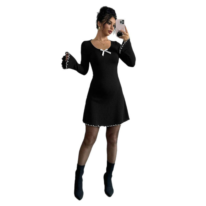 Robe mini pour femmes avec des détails de volants décoratifs et un charmant nœud décoratif Chic & Stil