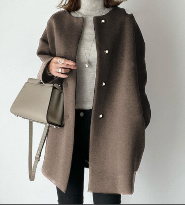 Luxurious wool coat for women with button closure and loose fit Lune London