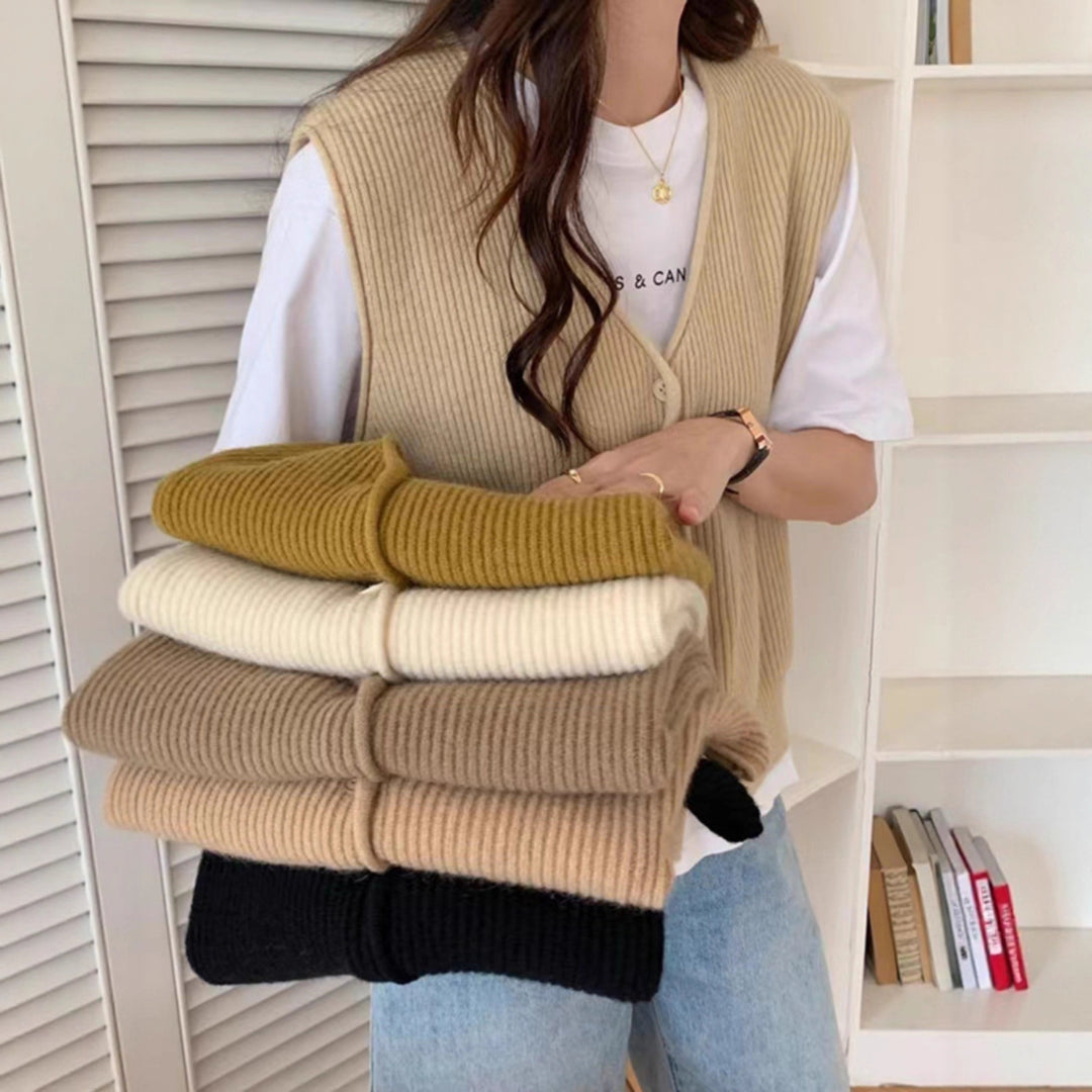 Knit vest for women with button placket and fine ribbed structure Lune London