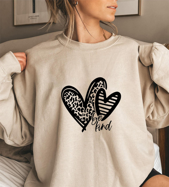 Sweat-shirt femme avec motif de cœur à la mode et coupe décontractée Chic & Stil