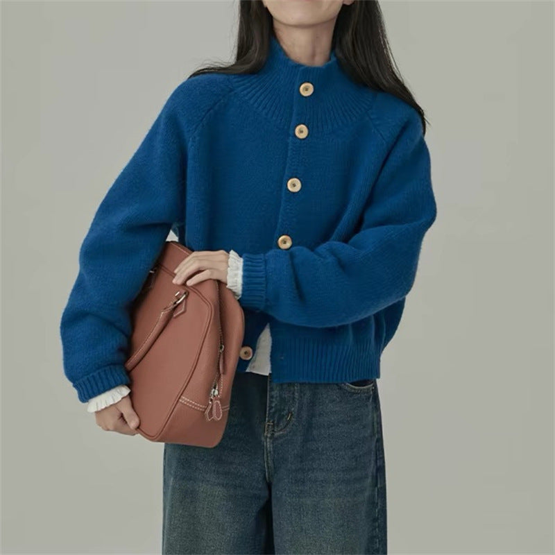 Cardigan pour femmes avec col haut et grands boutons en bois Chic & Stil