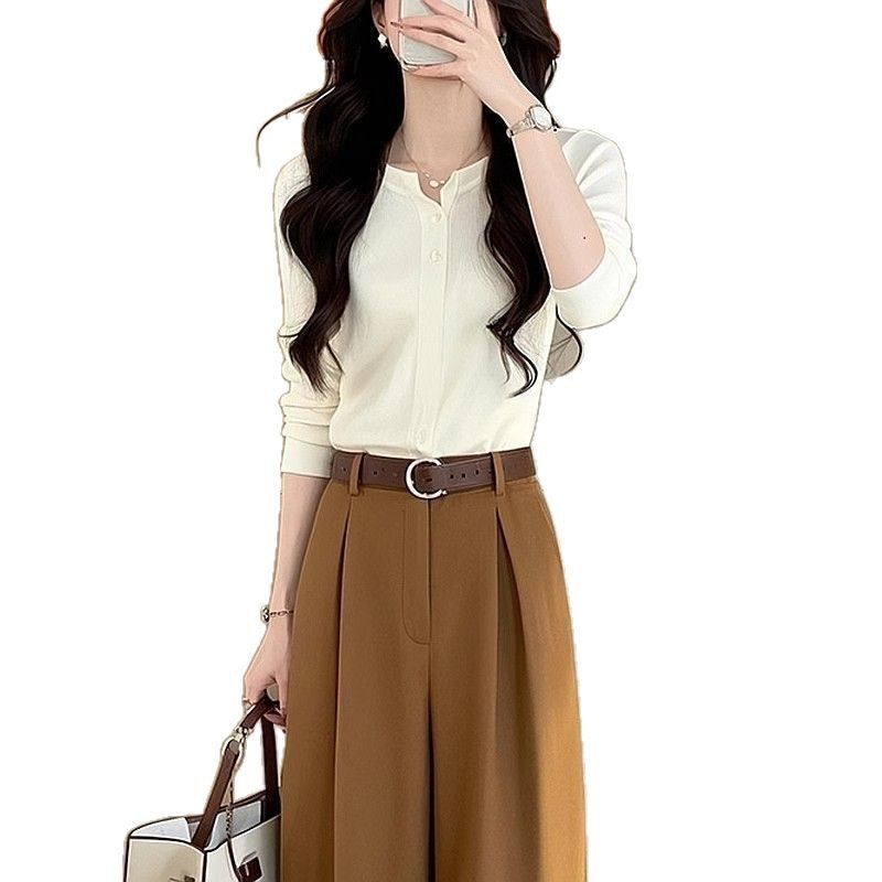 Pantalons larges taille haute pour femmes avec de fins détails de plis Chic & Stil