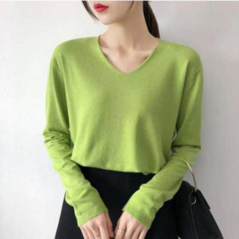 Pull féminin à col en V avec une coupe décontractée et des matériaux doux Chic & Stil