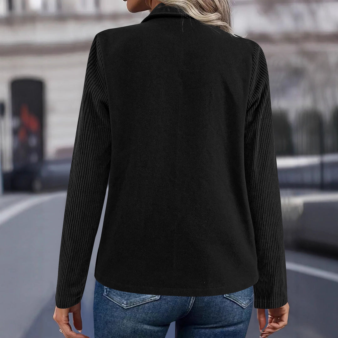 Blazer oversize élégant pour femmes avec patte de boutonnage double et manches texturées Chic & Stil