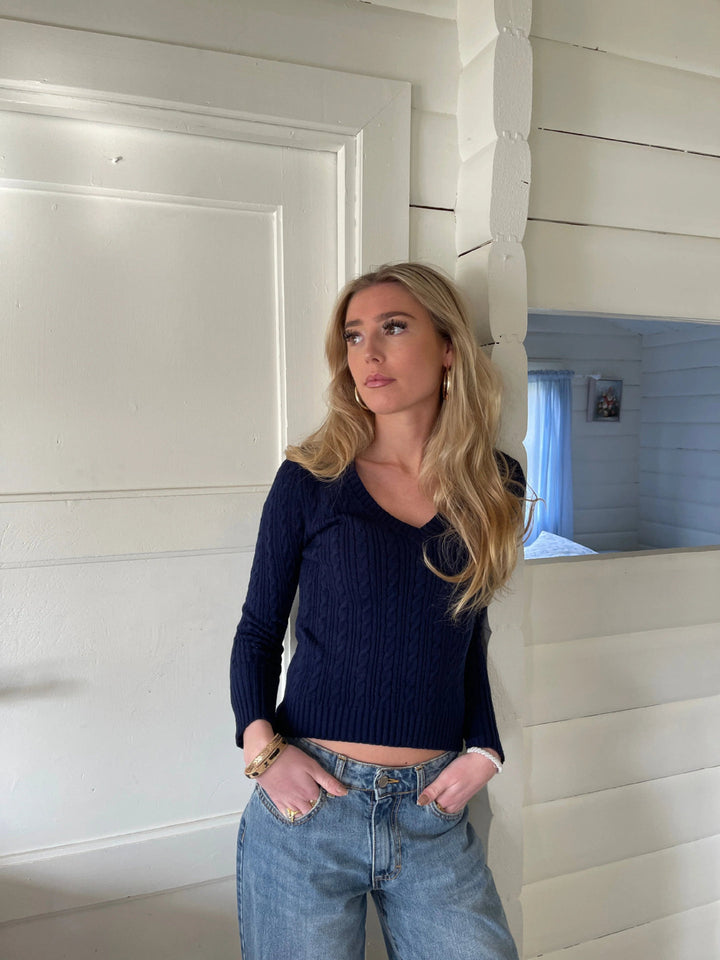 Women’s knitted sweater with V-neck and long sleeves Lune London