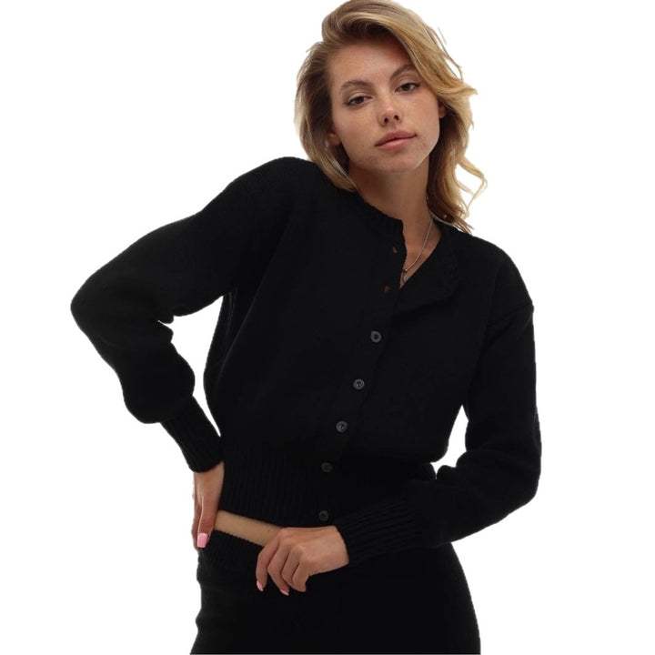 Cropped knitted jacket for ladies with fine ribbed details and an elegant button closure Lune London