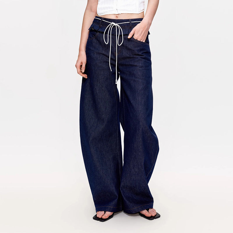 Pantalons en denim larges pour femmes avec taille haute et plis à la mode.