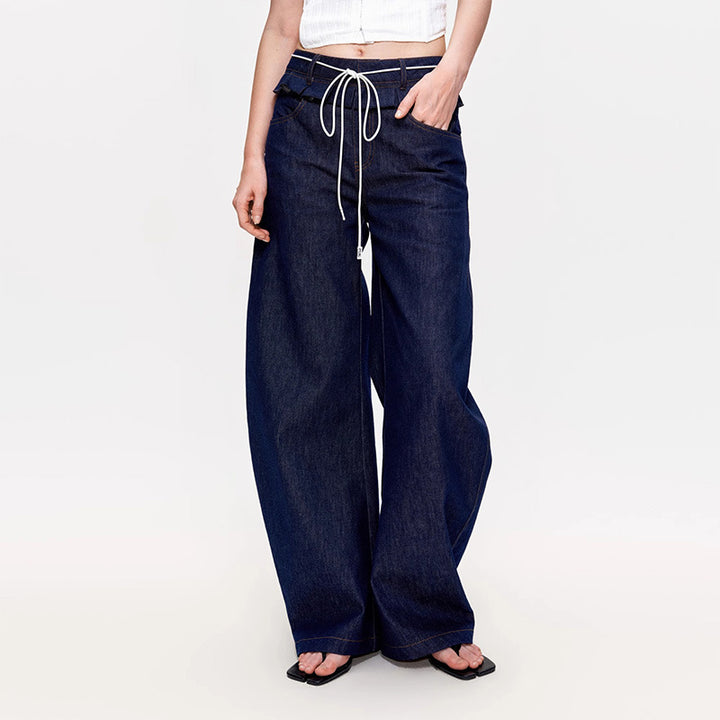 Pantalons en denim larges pour femmes avec taille haute et plis à la mode.