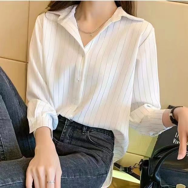 Blouse pour femmes avec un motif à fines rayures et un col à revers Chic & Stil