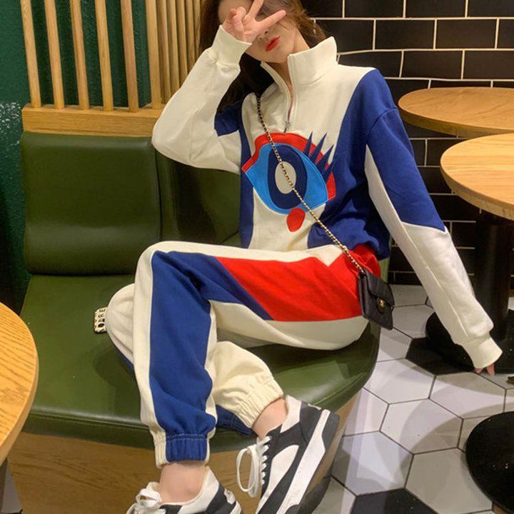 Women's sporty suit with high collar and modern graphic design Chic & Stil
