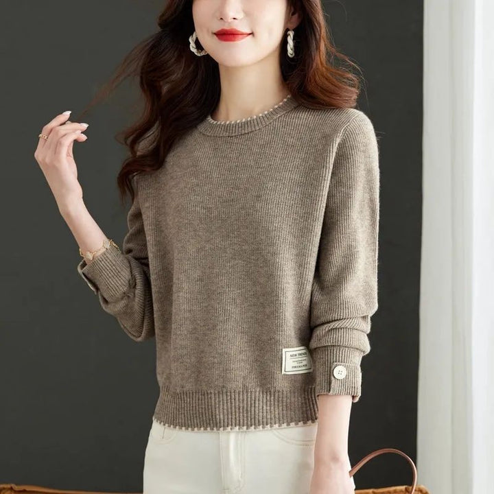 Pull en maille élégant pour femmes avec une fine structure côtelée et des boutons à la mode Chic & Stil