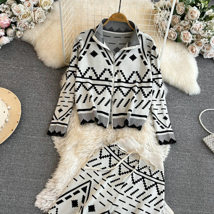 Trendy knit suit for women with geometric patterns Lune London