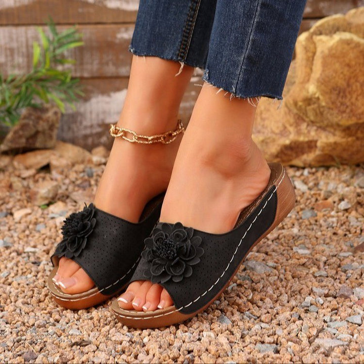 Comfortable floral sandals for women with breathable inserts and elegant floral decoration Lune London