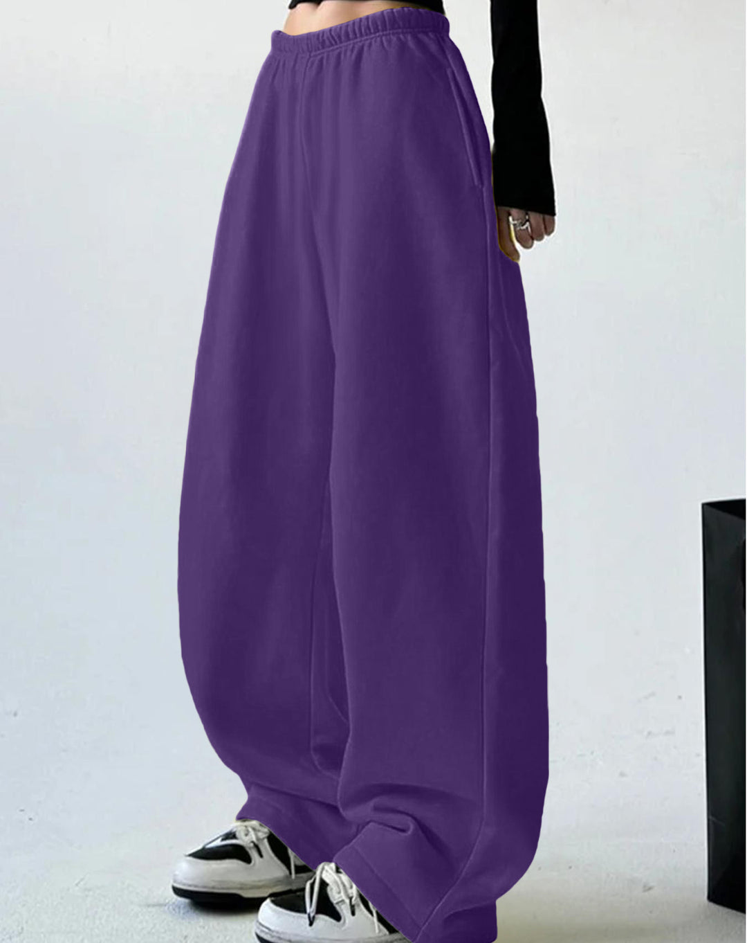 Loose leisure pants for women with elastic waistband and side pockets Lune London