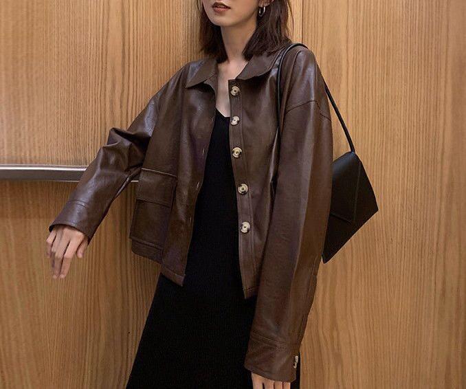 Veste en cuir courte pour femmes avec des détails de boutons décoratifs Chic & Stil