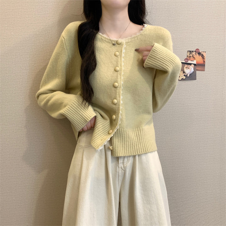 Cardigan pour femmes avec de fins détails de boutons et une jolie bordure en dentelle Chic & Stil