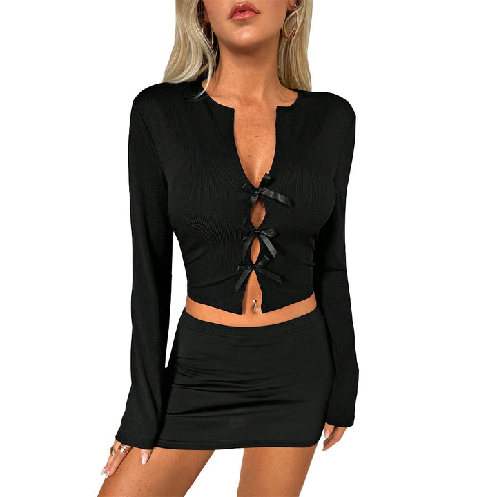 Chic & Stil women's short top with decorative knot and long sleeves