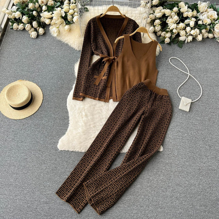 Trendy women's loungewear set with graphic pattern and relaxed fit Lune London