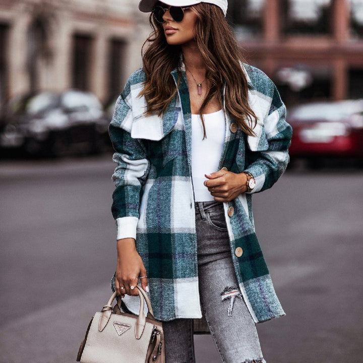 Oversized blazer jacket for women with a checkered design, featuring practical pockets and chic button details.