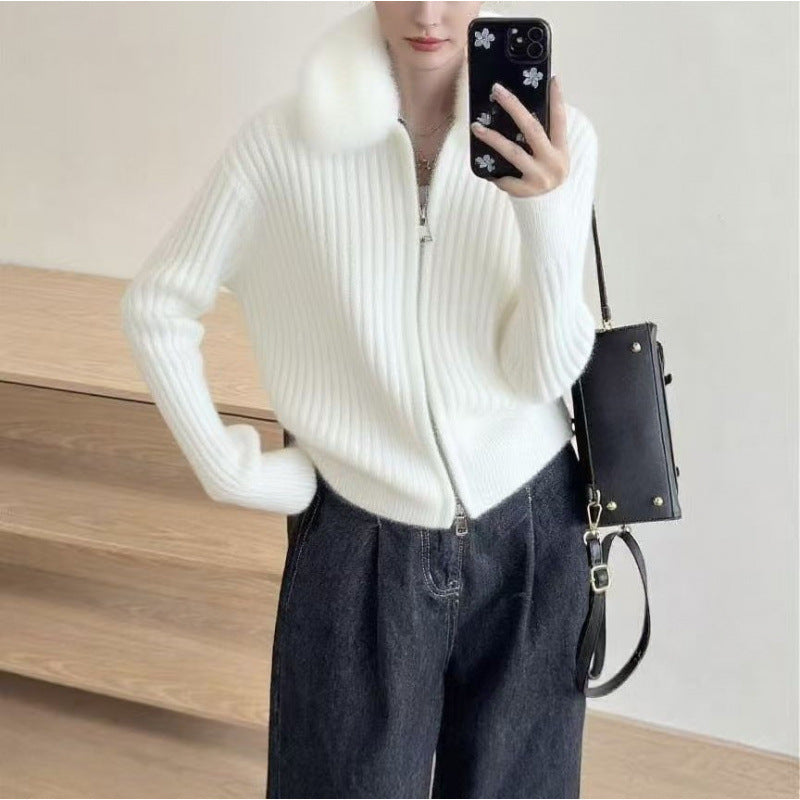 Cardigan pour femmes avec un col en fausse fourrure de haute qualité et une texture côtelée élégante Chic & Stil