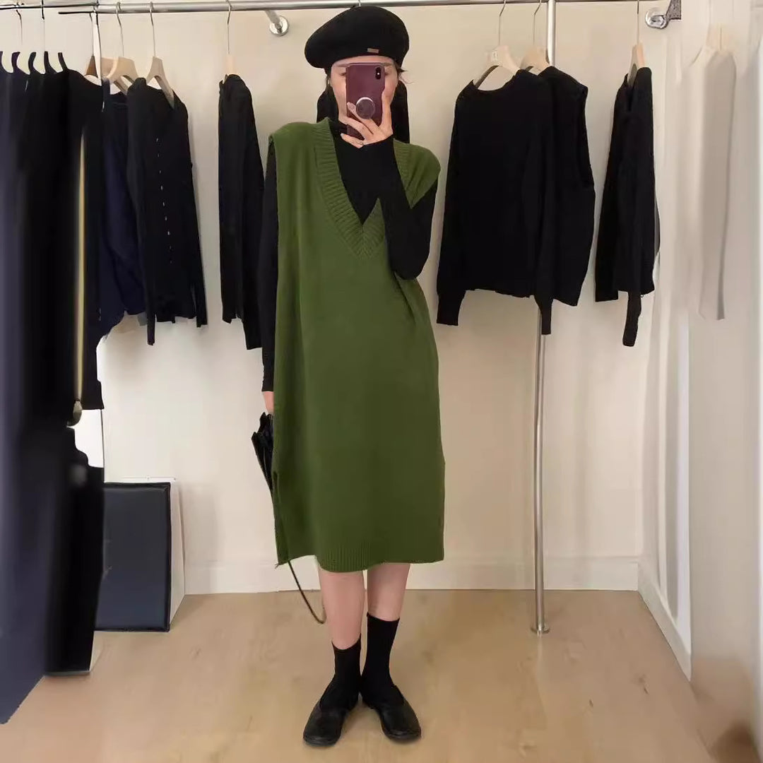Robe tricotée pour femmes avec un élégant col en V et une fente latérale Chic & Stil
