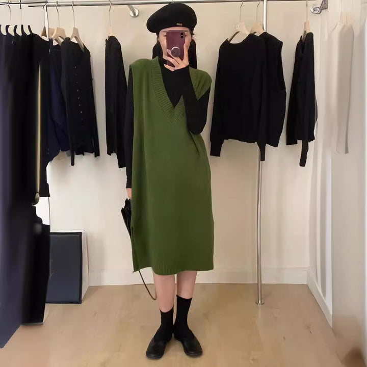 Robe tricotée pour femmes avec un élégant col en V et une fente latérale Chic & Stil